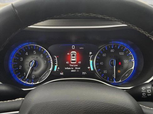 Used 2022 Chrysler Pacifica Touring-L FWD image 9