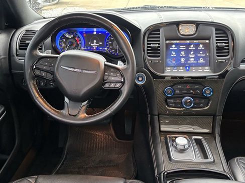 Used 2023 Chrysler 300 C image 10