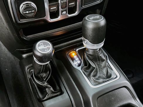 Used 2022 Jeep Wrangler Unlimited Sport AWD/4WD image 19