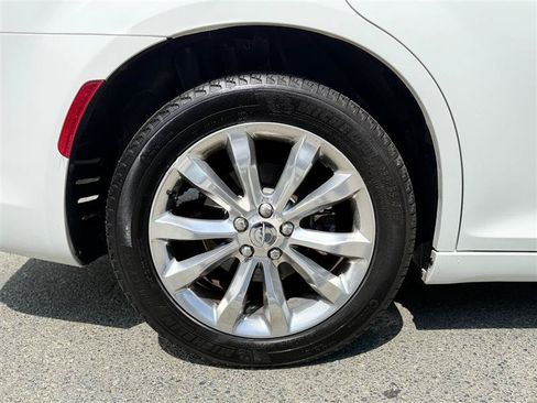 Used 2019 Chrysler 300 Limited AWD/4WD image 12