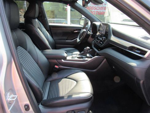 Used 2024 Toyota Highlander XSE FWD image 32