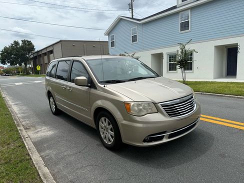 Used 2013 Chrysler Town & Country Touring FWD image 3