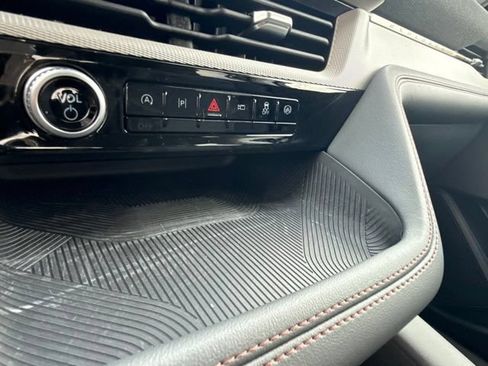Used 2025 Ford Explorer Active w/ Active Comfort Package RWD image 36