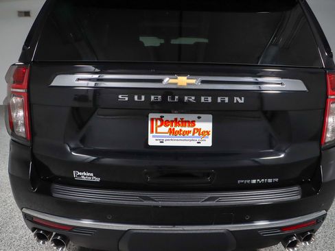 Used 2021 Chevrolet Suburban Premier w/ Premium Package image 8