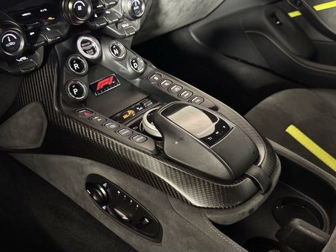 Used 2022 Aston Martin V8 Vantage Coupe RWD image 24