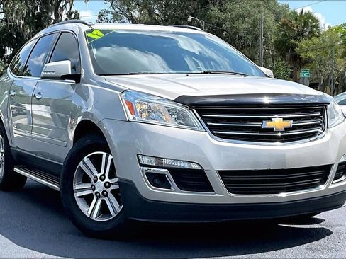 Used 2017 Chevrolet Traverse LT FWD image 2
