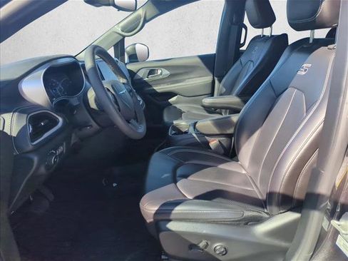 Used 2023 Chrysler Pacifica Touring-L w/ S Appearance Package image 20