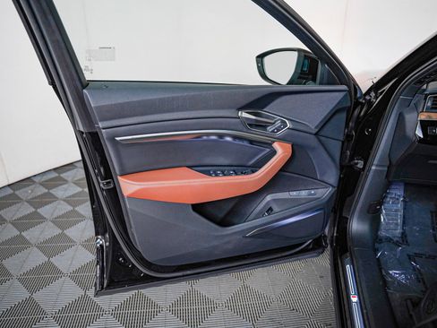 Used 2022 Audi e-tron Premium Plus w/ Premium Plus Package image 24