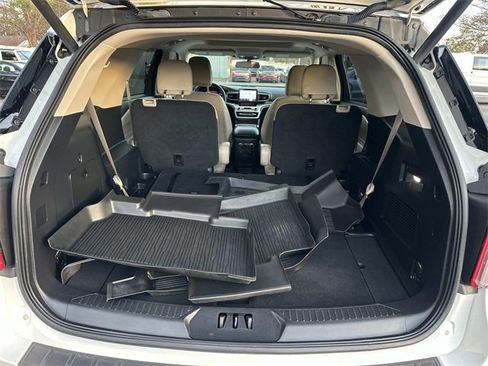 Used 2022 Ford Explorer XLT w/ Equipment Group 202A image 8