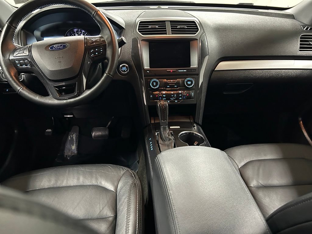 Used 2017 Ford Explorer XLT w/ Equipment Group 202A AWD/4WD image 16