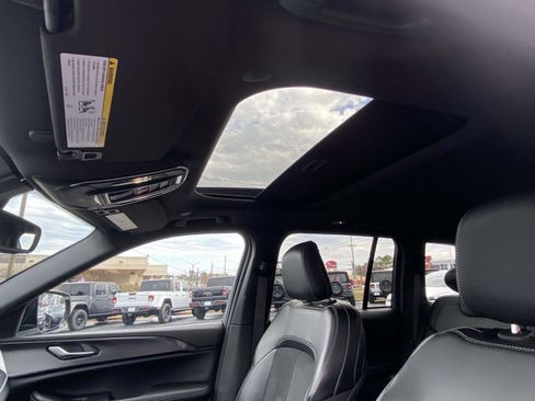 Certified 2024 Jeep Grand Cherokee Altitude image 11