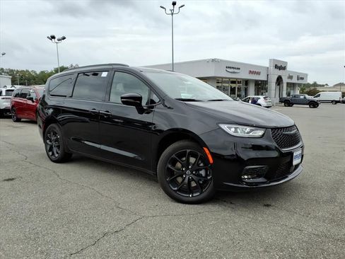 New 2026 Chrysler Pacifica Limited image 2