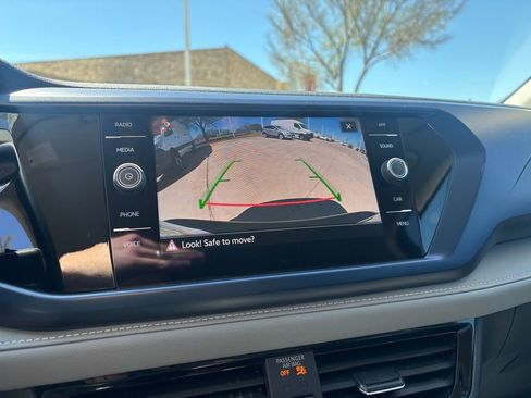 Used 2024 Volkswagen Taos SE image 17