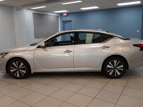 Used 2020 Nissan Altima 2.5 SV AWD/4WD image 2