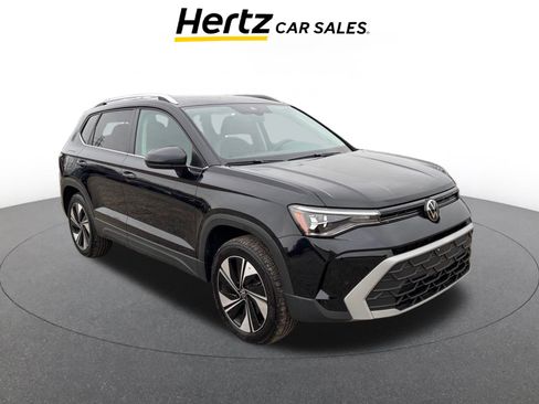 Used 2025 Volkswagen Taos SE image 1