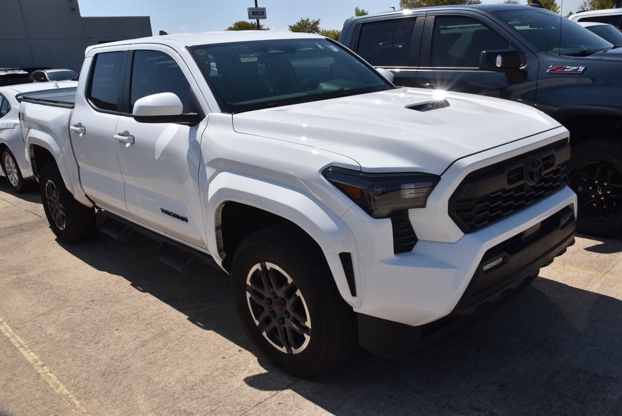 Used 2025 Toyota Tacoma TRD Sport AWD/4WD image 4