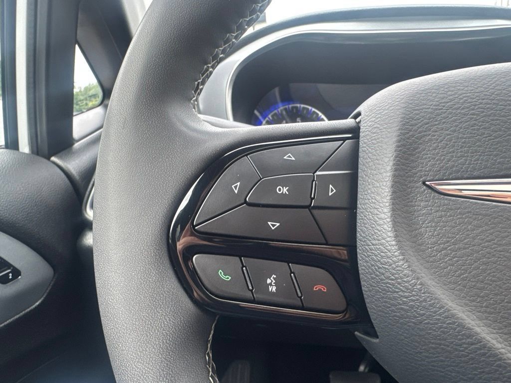 Used 2025 Chrysler Pacifica Limited FWD image 33