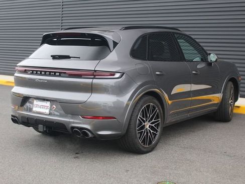 Certified 2025 Porsche Cayenne image 8