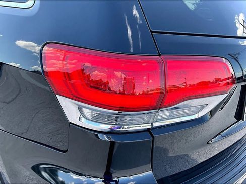 Used 2018 Jeep Grand Cherokee Laredo RWD image 29
