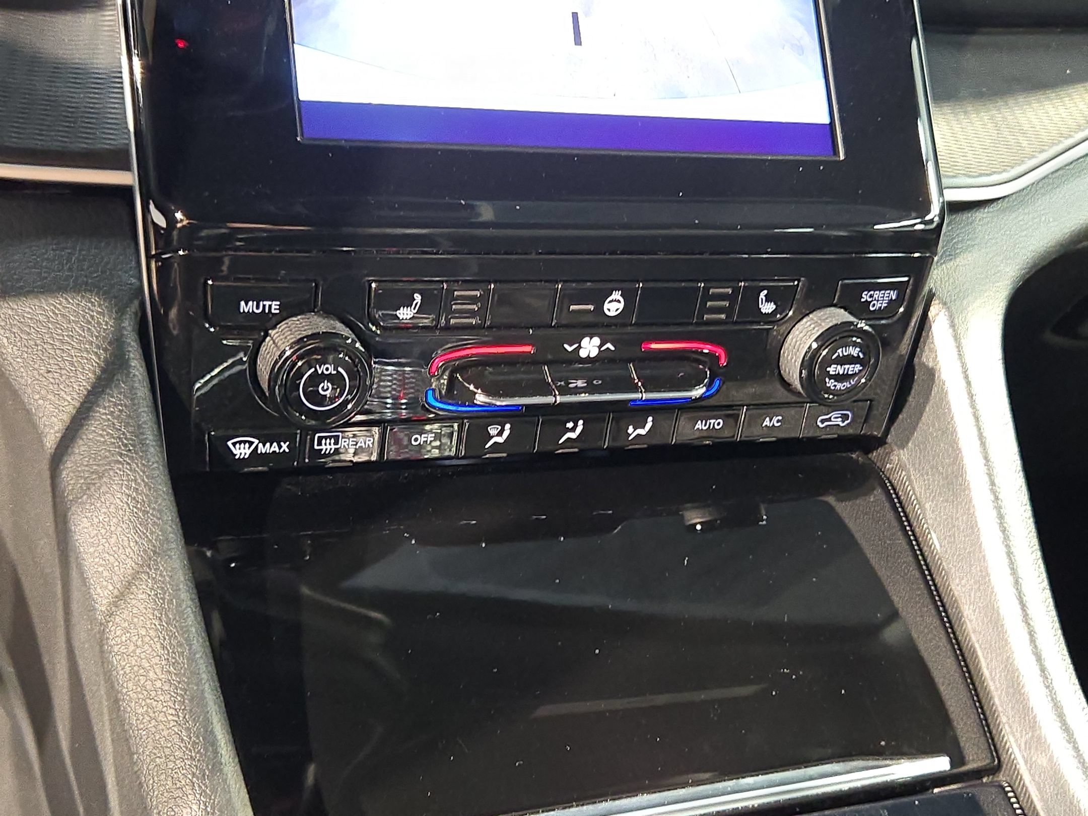 Used 2025 Jeep Grand Cherokee Altitude AWD/4WD image 31
