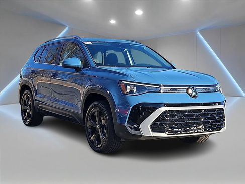 Certified 2025 Volkswagen Taos SEL image 3