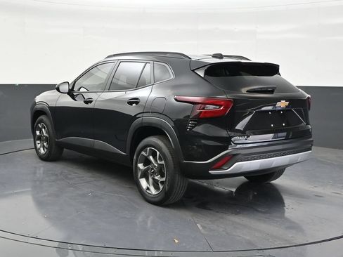 Used 2025 Chevrolet Trax LT w/ Driver Confidence Package FWD image 3