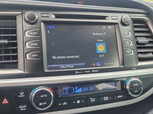 Used 2017 Toyota Highlander Plus FWD image 14