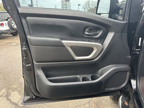 Used 2022 Nissan Titan SV w/ SV Convenience Package image 14