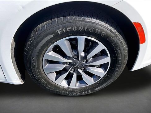 Used 2021 Chrysler Pacifica Touring-L FWD image 33