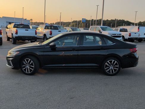Used 2025 Volkswagen Jetta SE FWD image 2