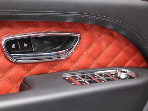 Used 2022 Bentley Bentayga AWD/4WD image 11