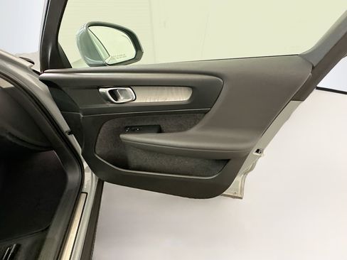 Used 2025 Volvo XC40 B5 Plus image 35