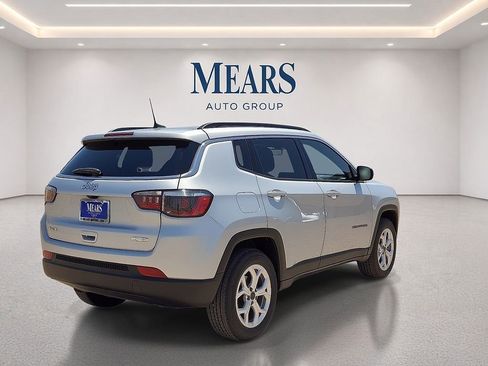 Used 2025 Jeep Compass Latitude AWD/4WD image 5