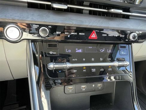 Used 2024 Kia Carnival EX image 21