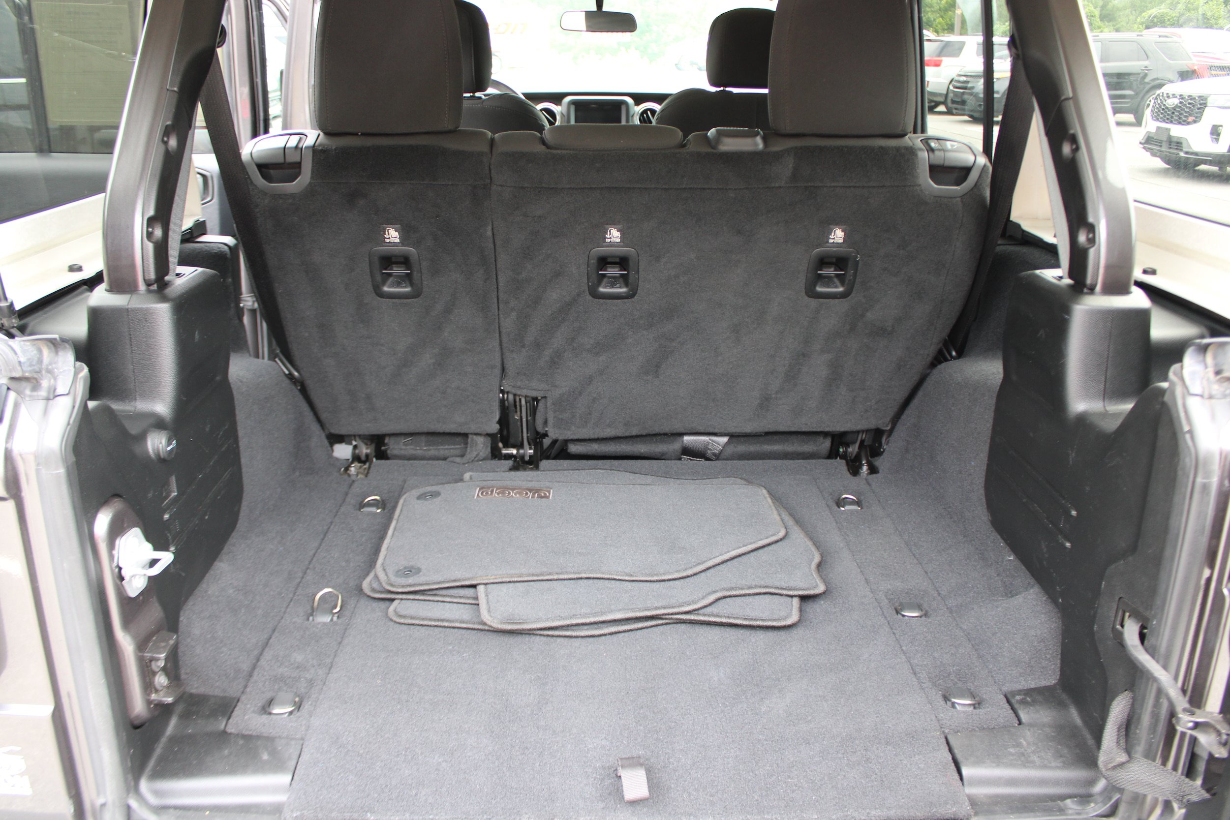 Used 2018 Jeep Wrangler Unlimited Sahara AWD/4WD image 15