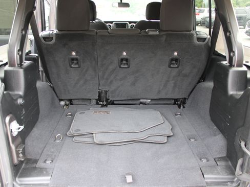 Used 2018 Jeep Wrangler Unlimited Sahara AWD/4WD image 15