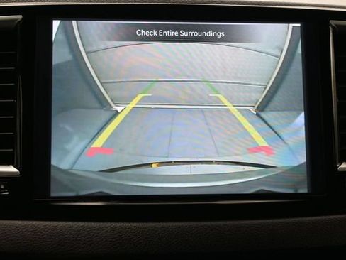 Used 2025 Chrysler Pacifica Select FWD image 18
