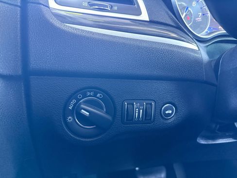 Used 2019 Chrysler 300 Touring RWD image 19