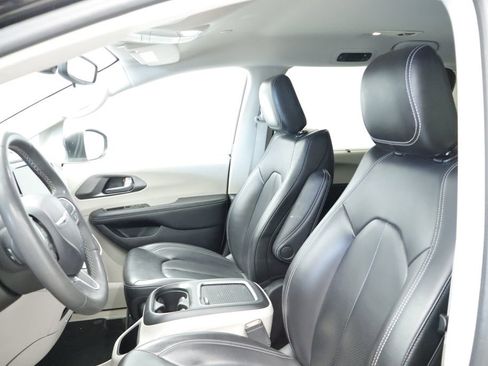 Certified 2023 Chrysler Pacifica Touring-L FWD image 29