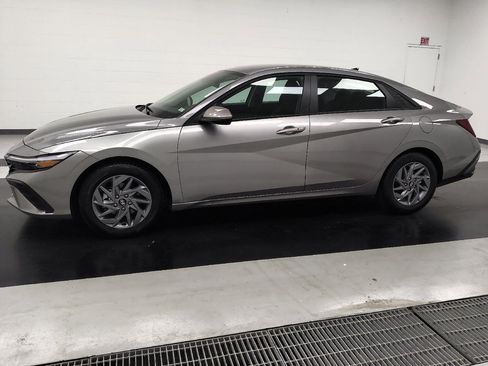 Used 2025 Hyundai Elantra Hybrid FWD image 2