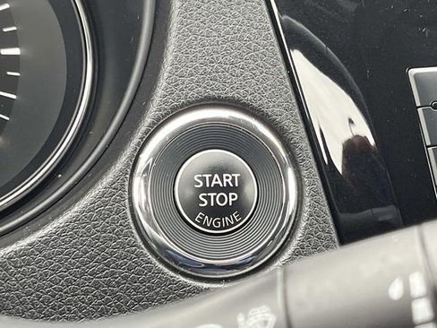 Used 2019 Nissan Rogue SV w/ Premium Package image 32