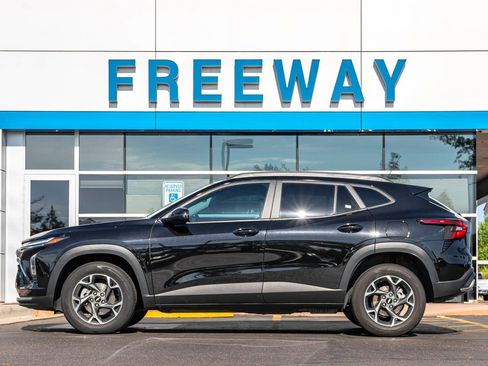 Used 2024 Chevrolet Trax LT w/ LT Convenience Package FWD image 2