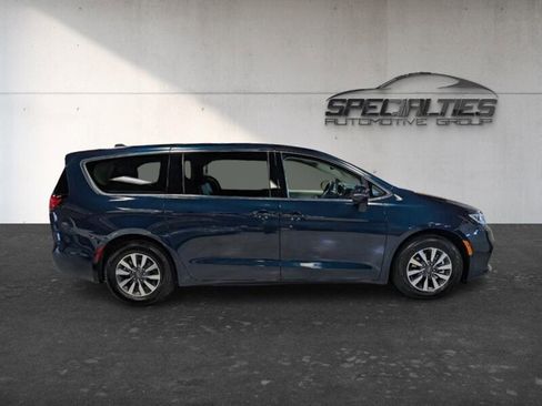 Used 2022 Chrysler Pacifica Touring-L w/ Uconnect Theater Family Group FWD image 11