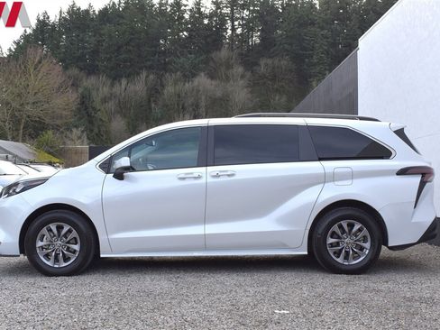 Used 2024 Toyota Sienna XLE image 9