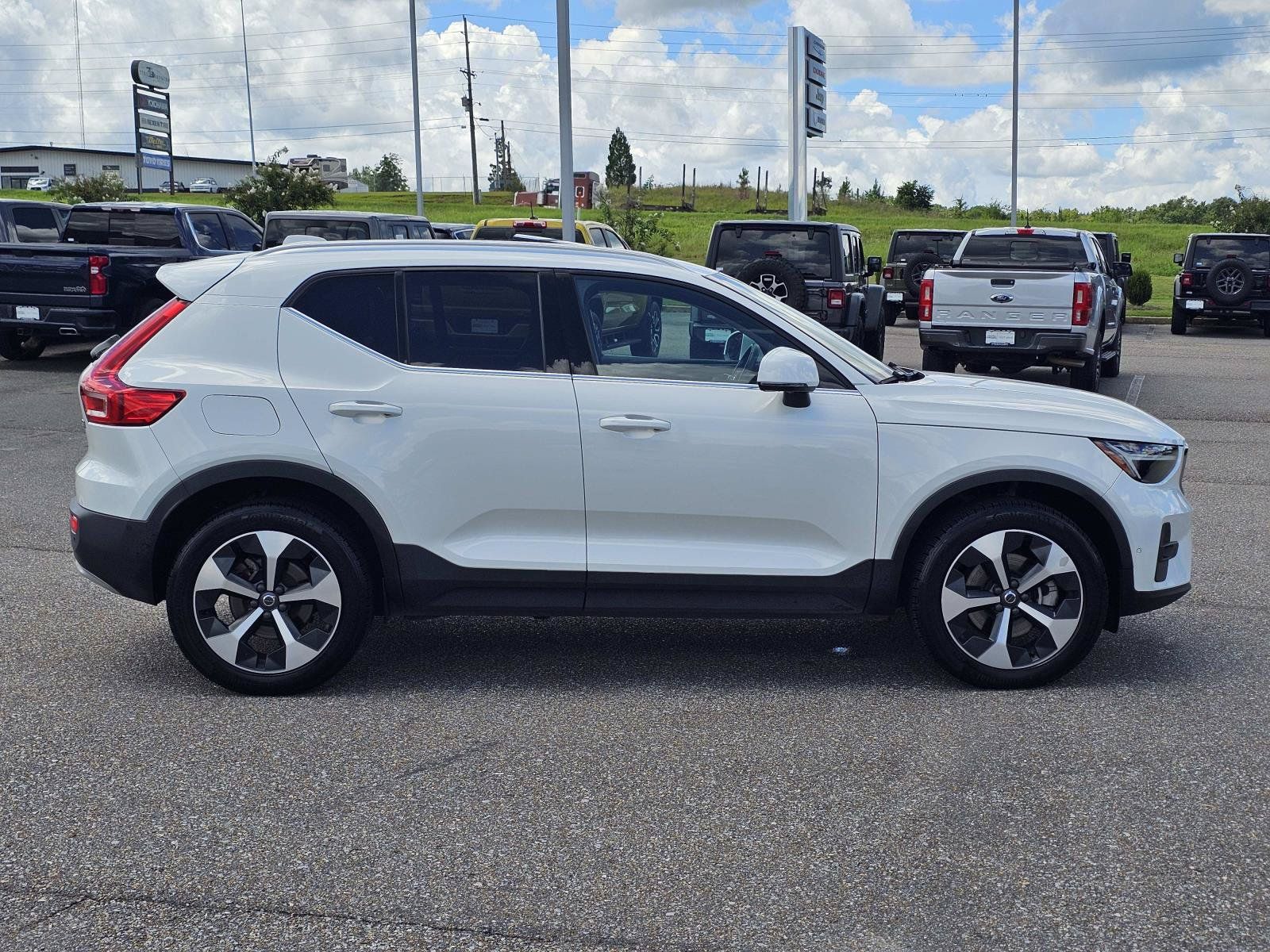 Used 2024 Volvo XC40 B5 Plus AWD/4WD image 7