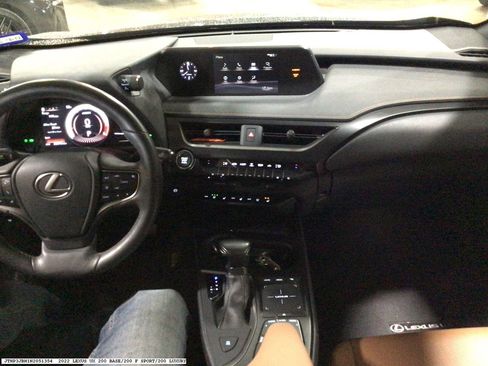 Used 2022 Lexus UX 200 image 10