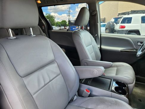 Used 2017 Toyota Sienna XLE w/ XLE Navigation Package FWD image 13