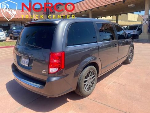 Used 2018 Dodge Grand Caravan SXT image 3