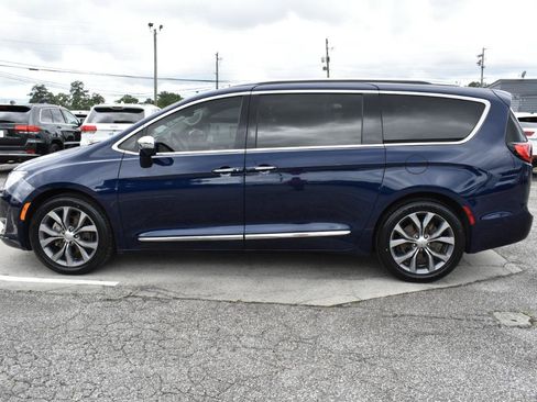 Used 2019 Chrysler Pacifica Limited w/ Tire & Wheel Group FWD image 9