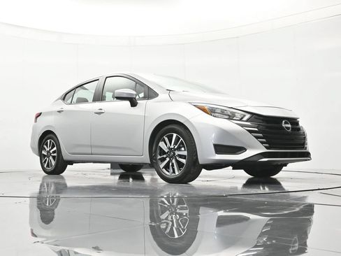 Used 2025 Nissan Versa SV FWD image 38